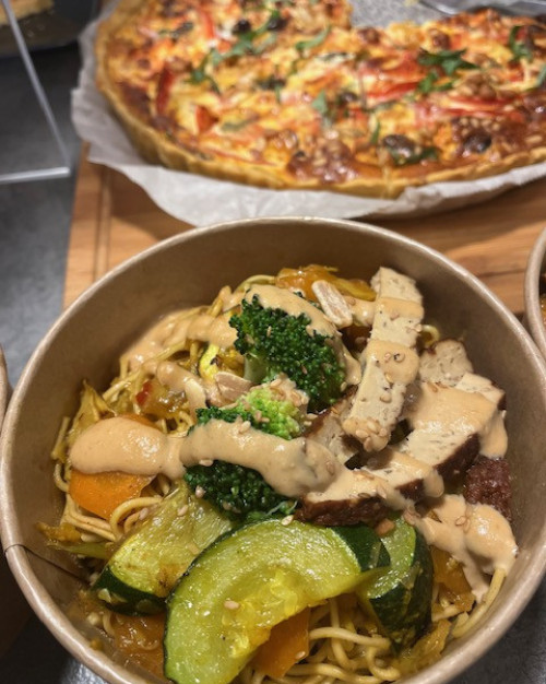 wok de légumes croquants, champignons ,  nouilles de riz, cacahuètes tofu préparé 