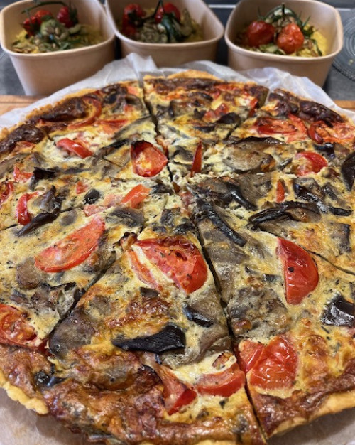 Tarte brocolis,  tomates, manouri, poivrons, amandes effilées 