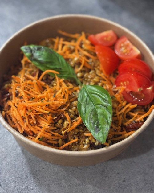 Petit épeautre pesto Bowl, tomates cerises, olives noires, carottes râpées.