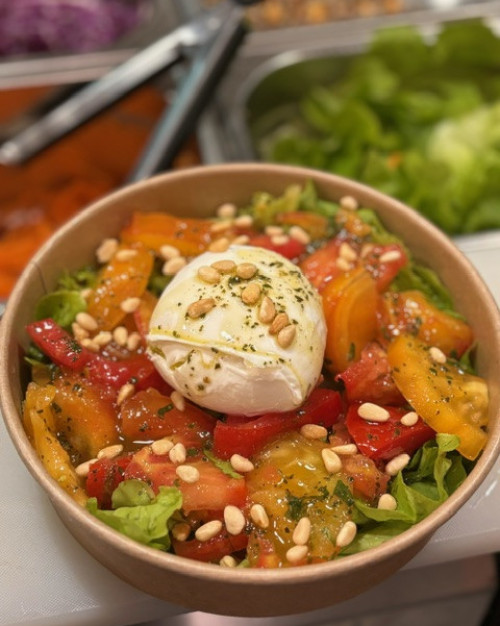 Bowl salade tomates, mozzarella vegan , sauce pesto basilic 