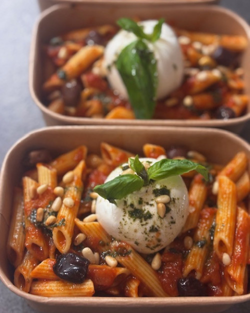 Pâtes sans gluten mozzarella di buffala et sauce puttanesca tomates, olives noires,  câpres, pecorino basilic