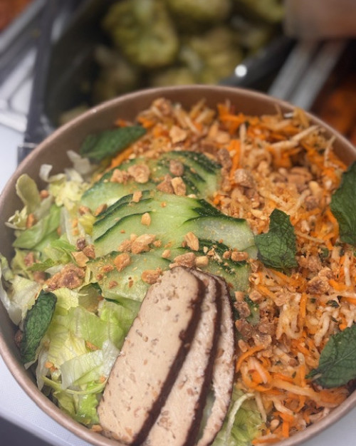 Salade Thaï, tofu fumé et cacahuète