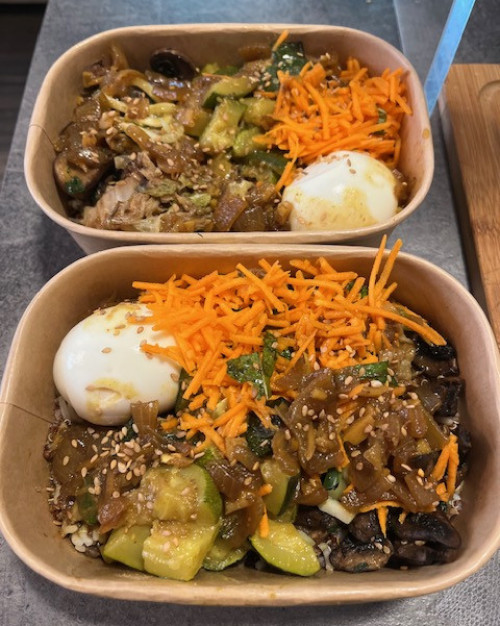 BENTO lentilles, légumes rôtis, riz, champignons et oeuf mollet