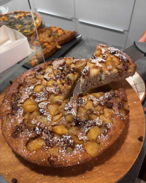 Gâteau  aux  pommes et poires confites à la cannelle  et  aux noix 