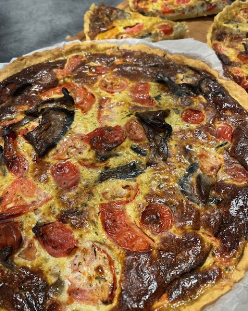 Tarte patates douces, chèvre, oignons confits,  sésame