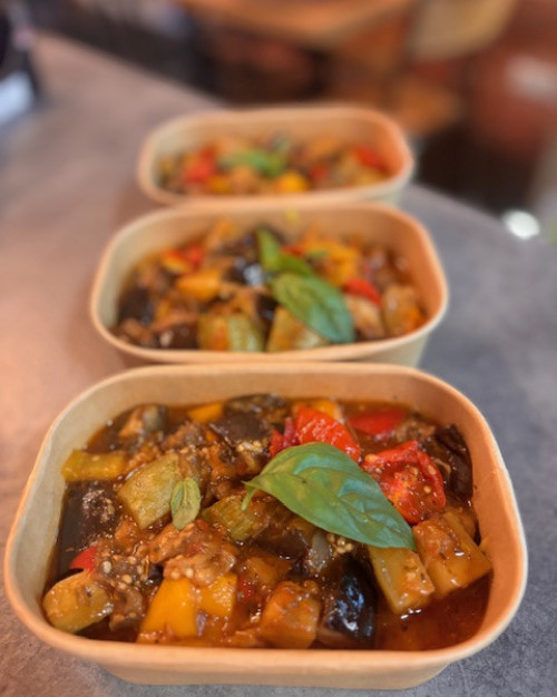 Polenta de maïs,  légumes de saison rôtis champignons en sauce tomate tofu fumé