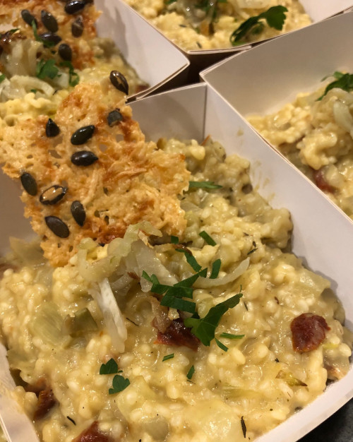 Risotto crémeux au fenouil, tomate séchée, graines de courges