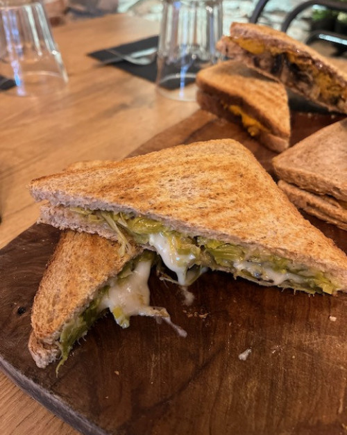 Toasti poireaux, chèvre, miel