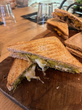 Toasti poireaux, chèvre, miel