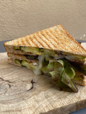 Toasti épinards, oignons, pécorino
