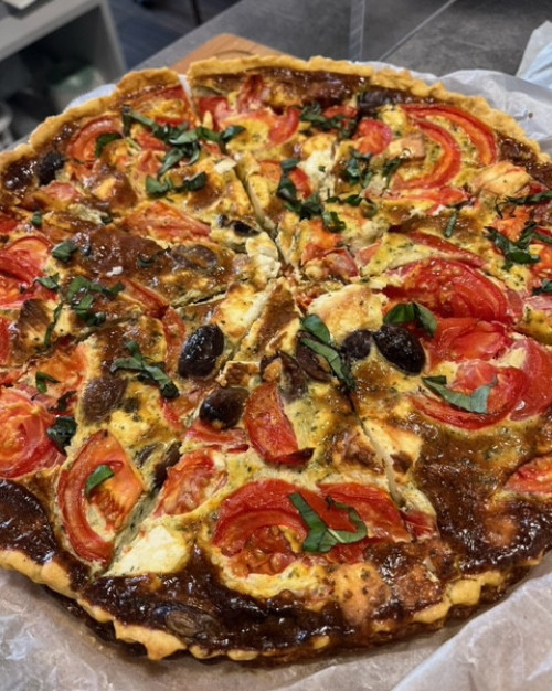 Tarte pesto rosso, tomates, aubergines et pecorino