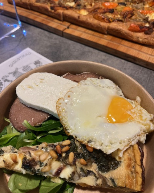 Assiette , pulenta, brocciu, gratin aux blettes, oeuf