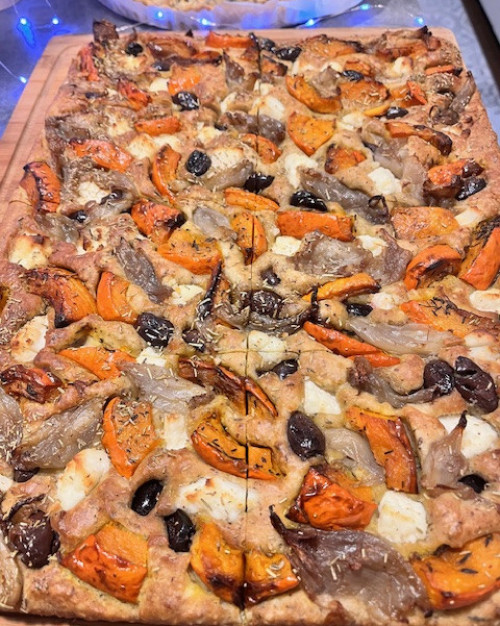 Focaccia maison butternut, oignons confits,  fromage, olives noires